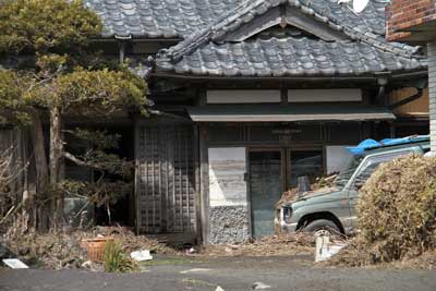 玄関脇の白壁に津波のあとがくっきりとついています