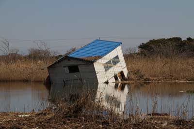 流されてしまった2階建てのプレハブ